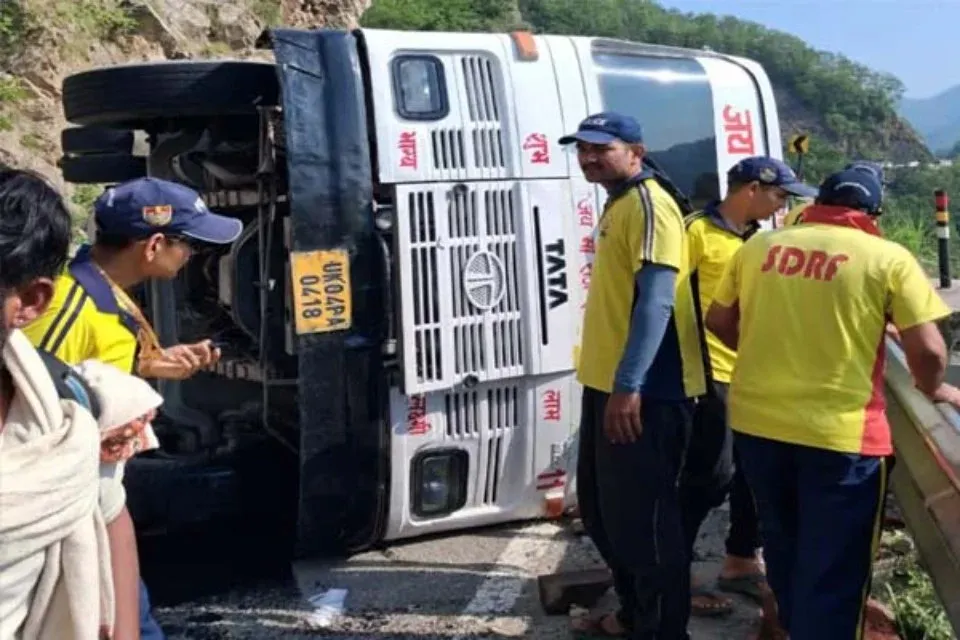 तोताघाटी के पास पलटी चारधाम यात्रियों से भरी बस, ब्रेक फेल होने से हुआ हादसा, 39 लोग थे सवार