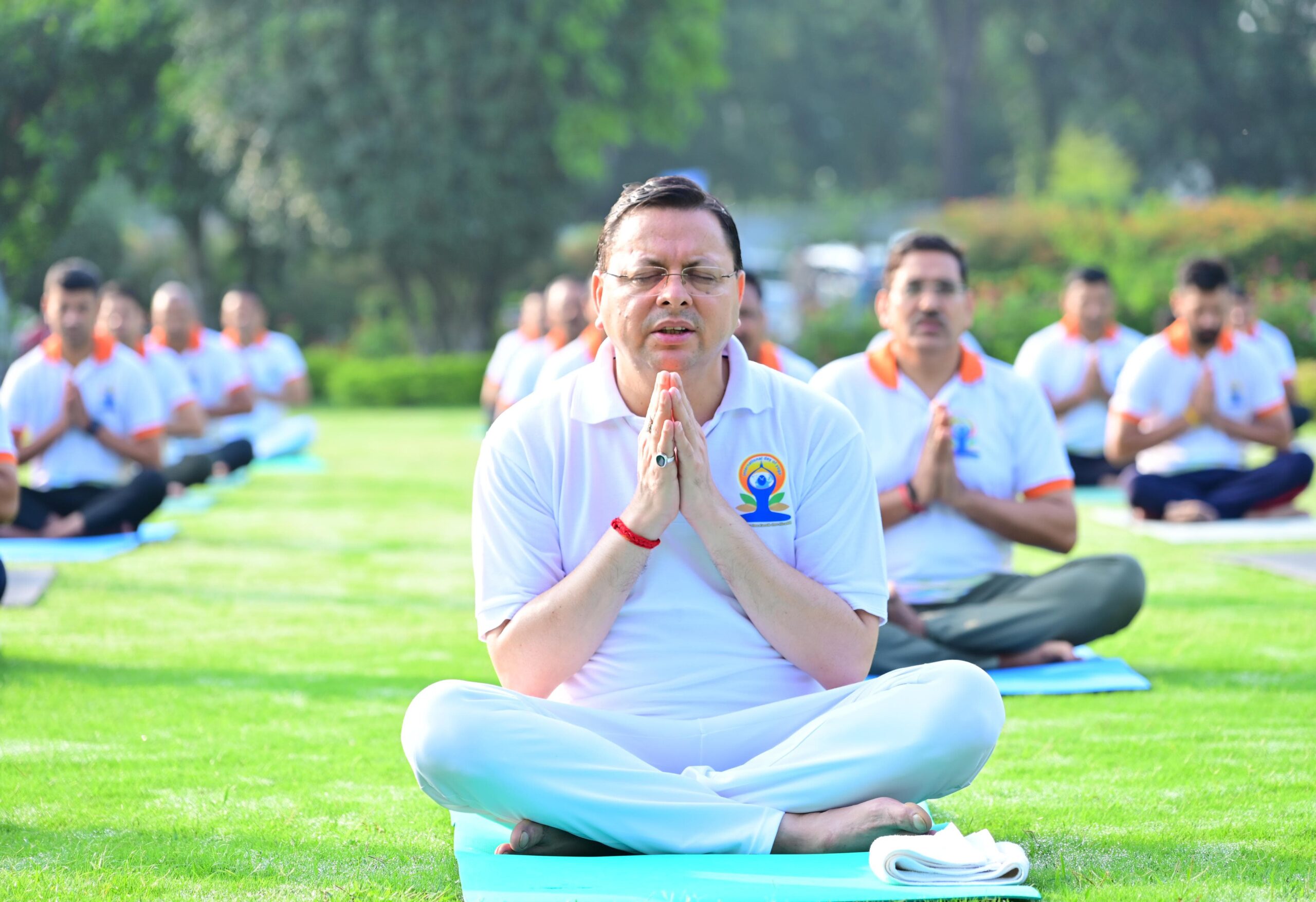 योग दिवस से पहले मुख्यमंत्री आवास में योग, सीएम बोले – उत्तराखंड बने योग की वैश्विक राजधानी