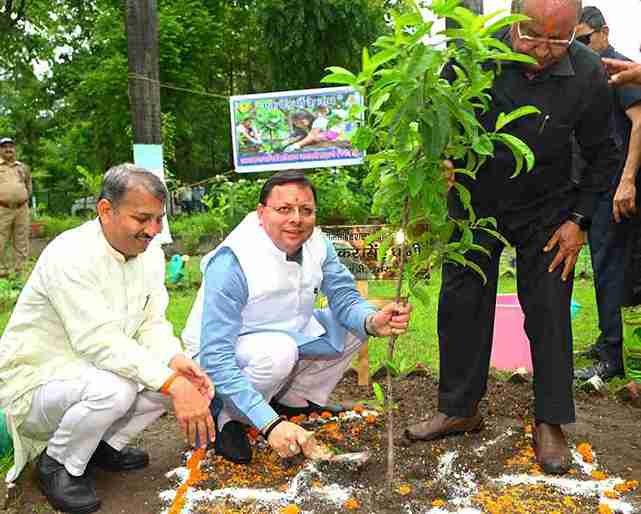 एक पेड़ माँ के नाम’ अभियान के अंतर्गत मुख्यमंत्री ने किया वृक्षारोपण, पर्यावरण संरक्षण का दिया संदेश