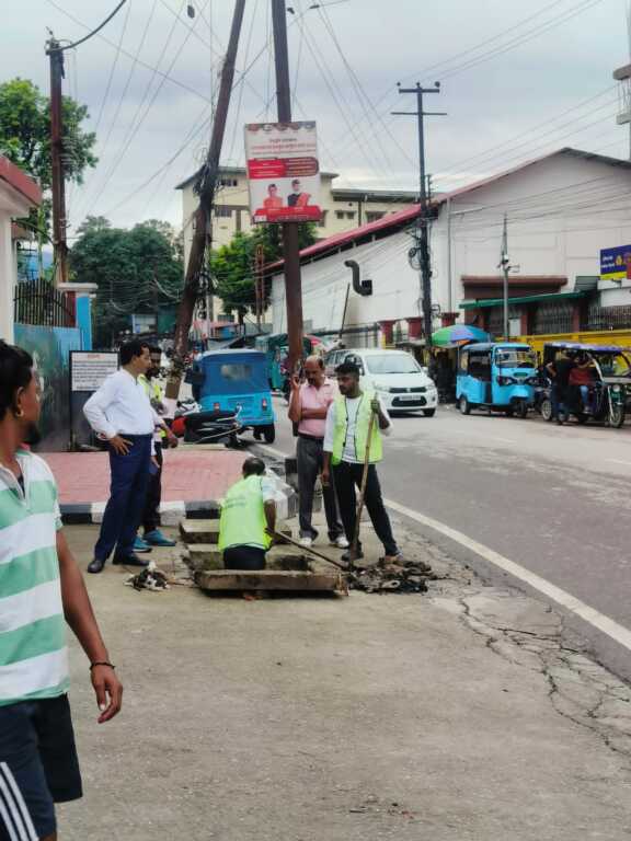 24×7 एक्टिव है डीएम की क्यूआरटी; जलभराव, सीवर चोक का त्वरित निदान, जनमानस को राहत।
