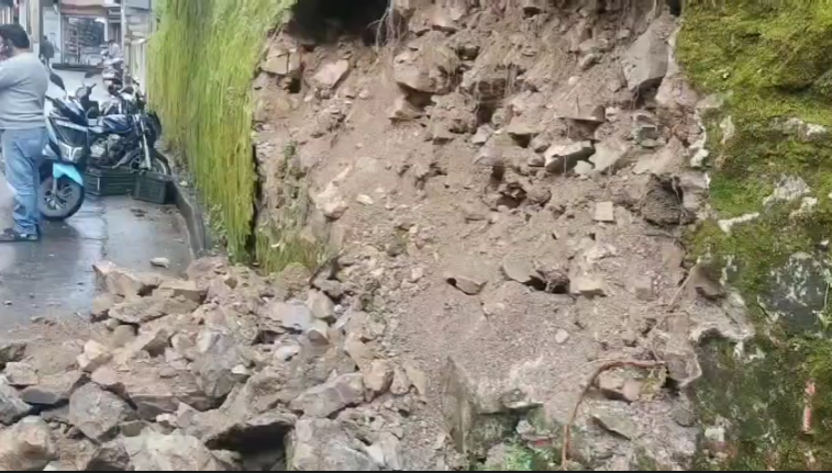 मसूरी में भारी बारिश का कहर: सनातन धर्म इंटर कॉलेज की रिटेनिंग वॉल ढही, मलबा सड़क पर फैला – बड़ा हादसा टला
