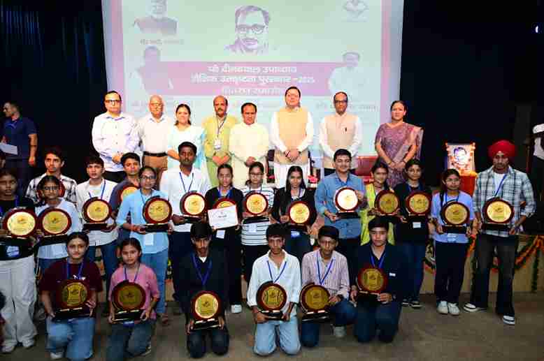 मुख्यमंत्री पुष्कर सिंह धामी ने बोर्ड परीक्षा के मेधावियों को किया पुरस्कृत