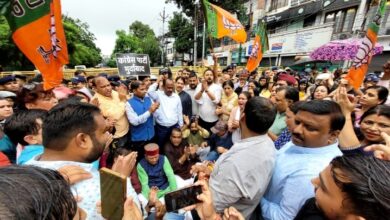 कांग्रेस मुख्यालय पर भाजपाइयों का धावा, पुलिस के सामने दोनों दलों के कार्यकर्ता आमने-सामने