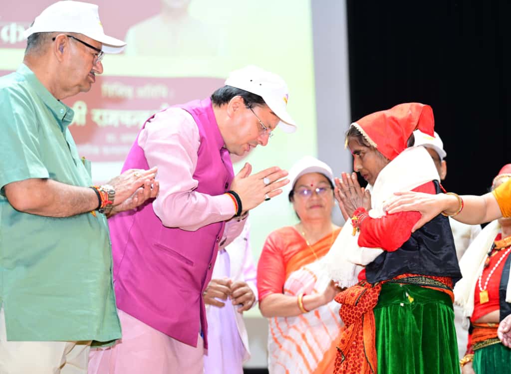 सीएम धामी ने अंतरराष्ट्रीय वृद्धजन दिवस पर वरिष्ठ नागरिकों को किया सम्मानित