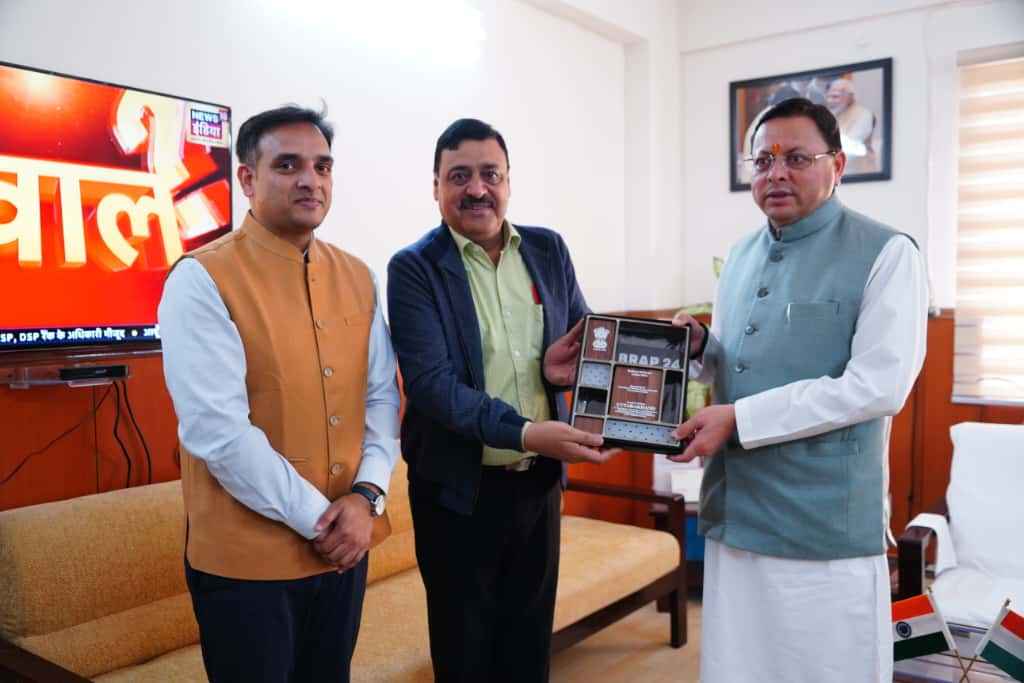 मुख्यमंत्री को सौंपा प्रदेश को राष्ट्रीय स्तर पर मिले व्यापार सुधार कार्य योजना के तहत टॉप अचीवर्स पुरस्कार।