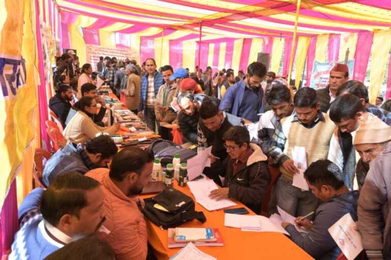 तिंया में उमड़ा जनसैलाब, सरकारी योजनाओं से लाभान्वित हुए ग्रामीण।