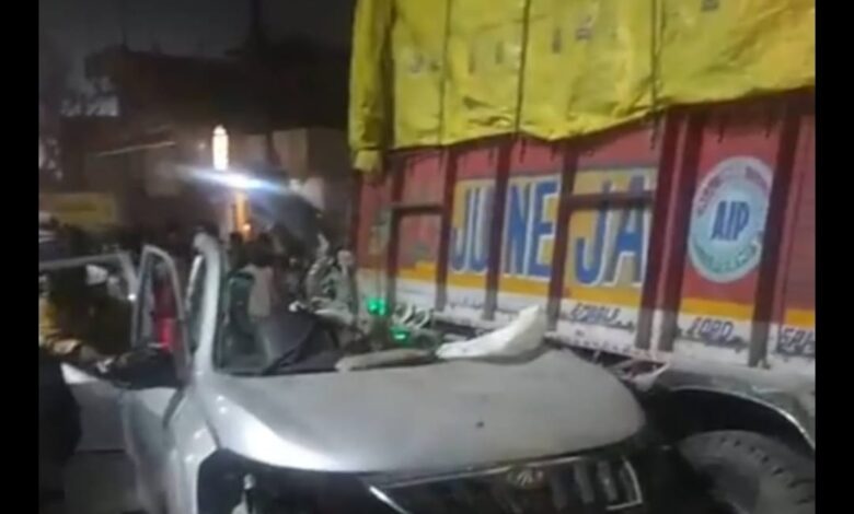 ऋषिकेश में भीषण सड़क हादसा, ट्रक से टकराई एक्सयूवी के परखच्चे उड़े, 04 युवकों की मौत