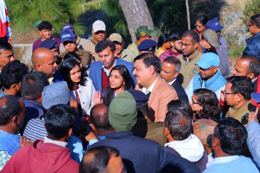 गुलदार के हमले के बाद उच्चाधिकारियों का दौरा, प्रभावित परिवार को राहत और क्षेत्र में त्वरित कार्रवाई