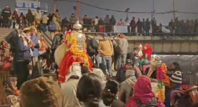 घने कोहरे व कड़ाके की ठंड के बीच मकर संक्रांति स्नान पर्व का शुभारंभ