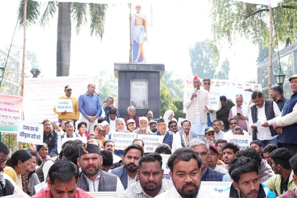 मालिन बस्तियों के मालिकाना हक को लेकर INDIA गठबंधन का गांधी पार्क में धरना