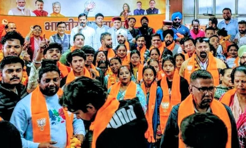 कांग्रेस-बसपा के सैकड़ों कार्यकर्ताओं ने थामा भाजपा का दामन