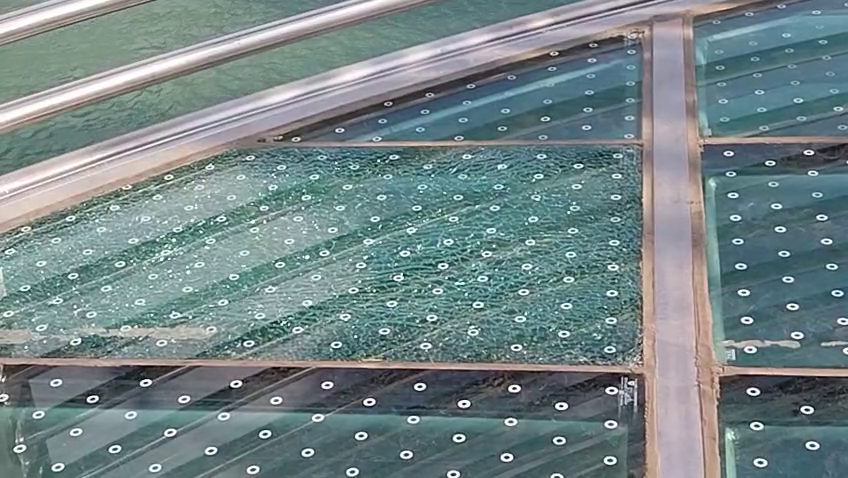 ऋषिकेश ग्लास ब्रिज में खामी ,उद्घाटन से पहले बजरंग सेतु में दरारें, लोगों की एंट्री रोकी