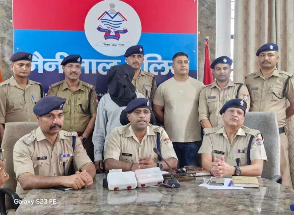 राजमिस्त्री बना चोर, 9 लाख की ज्वैलरी-नकदी बरामद