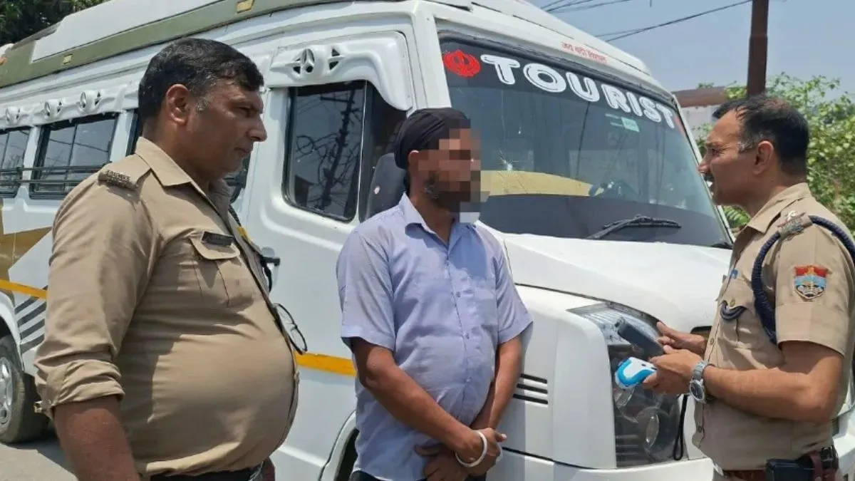 दून पुलिस की मुस्तैदी: चारधाम यात्रियों से भरे ट्रैवलर का शराबी ड्राइवर गिरफ्तार, वाहन सीज