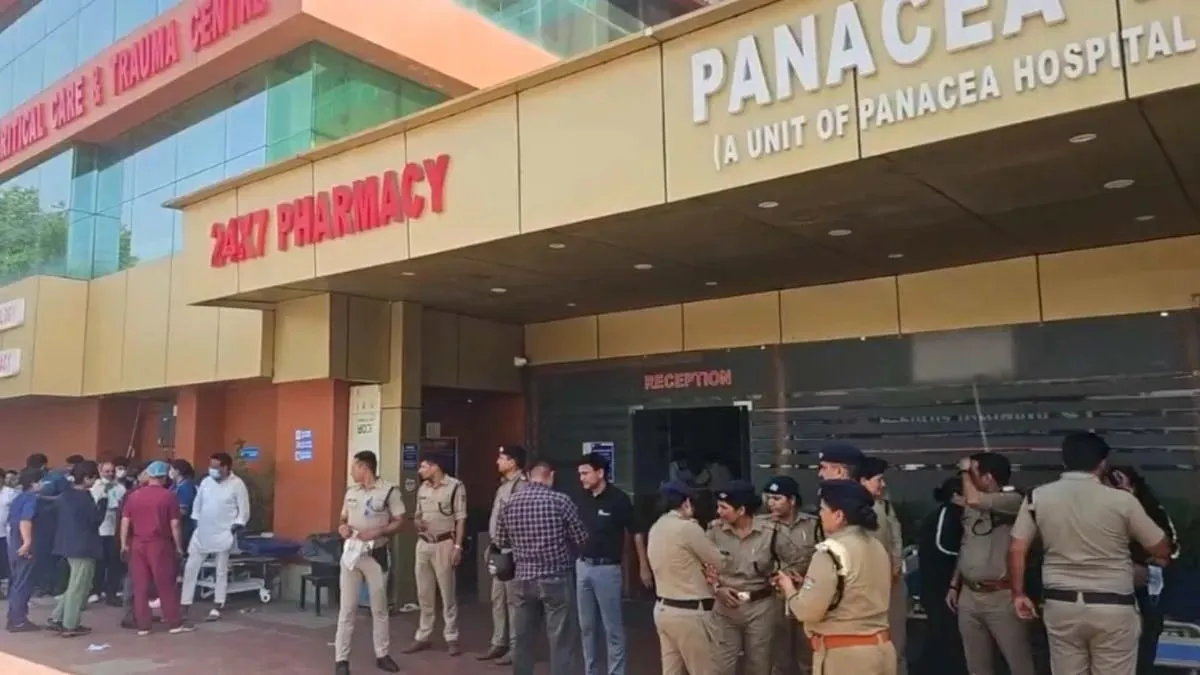 देहरादून अस्पताल में AC ब्लास्ट से लगी आग, पुलिस ने जान जोखिम में डाल बचाए मरीज